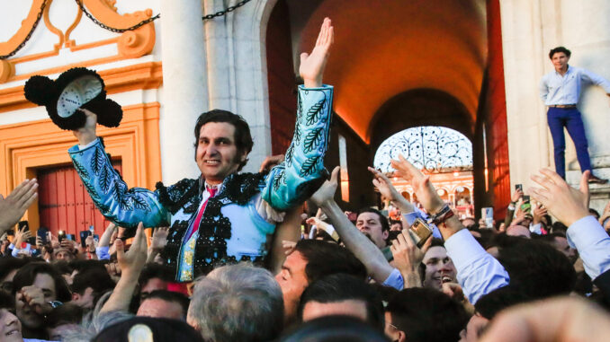 El diestro Morante de la Puebla sale por la Puerta del Príncipe tras cortar dos orejas y rabo a su segundo toro, de la ganadería de Domingo Hernández, en la décima corrida de abono de la Feria de Abril este miércoles en la plaza de la Real Maestranza de Sevilla. EFE/ Julio Muñoz
