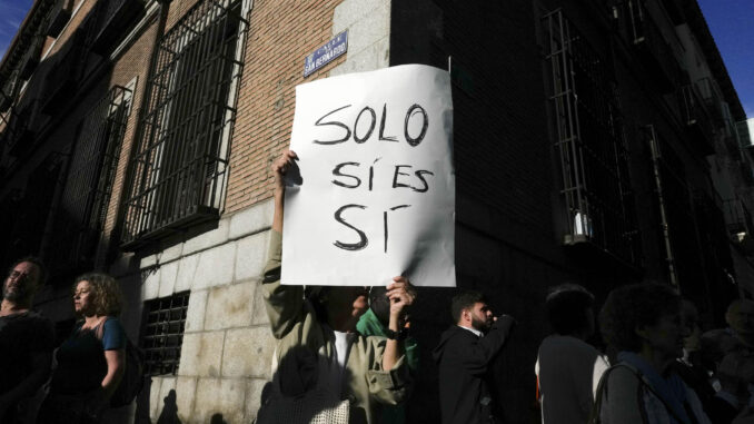 Imagen de archivo de colectivos y juristas feministas protestando ante el Ministerio de Justicia contra la reforma de la ley del solo sí es sí. EFE/ Borja Sánchez-Trillo
