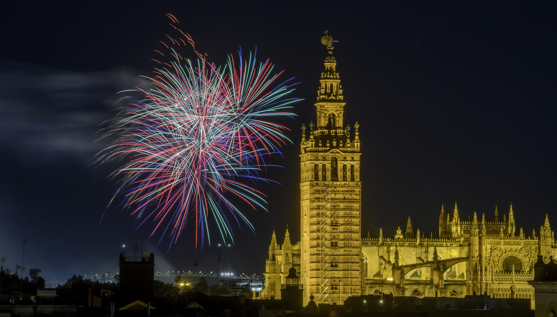 La Catedral de Sevilla se ilumina con el espectáculo de fuegos artificiales que cierra la Feria de Abril, esta media noche en la capital hispalense. EFE/ Raúl Caro.
