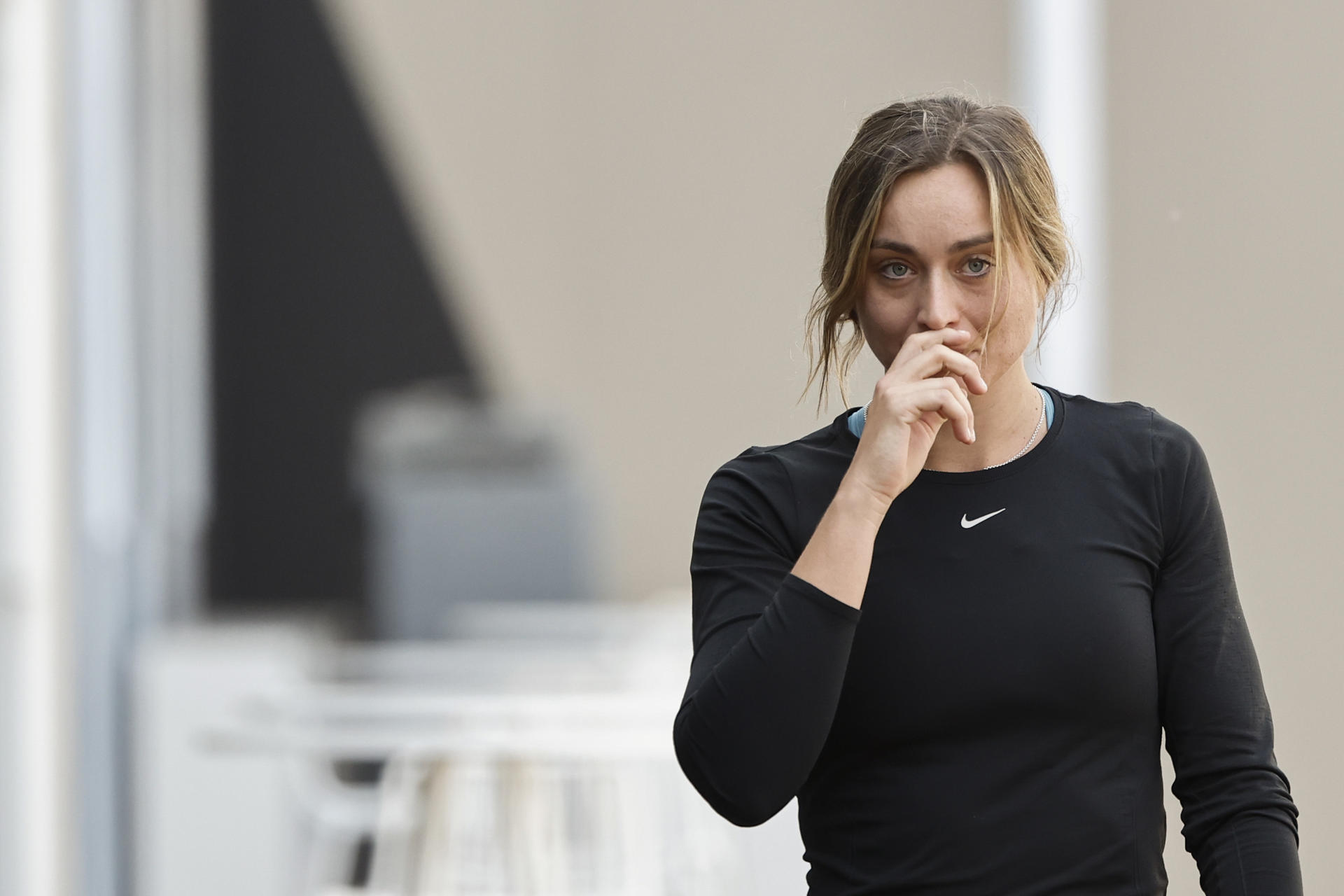 La tenista española Paula Badosa, antes de su participación en el torneo de tenis de Madrid, de categoría WTA 1.000, este martes en Madrid. EFE/ Sergio Pérez
