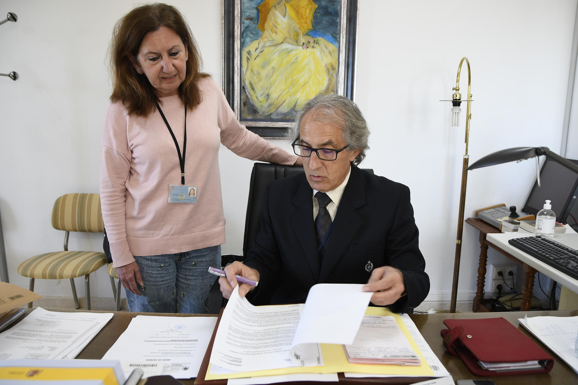 El director del centro penitenciario de El Acebuche, Miguel Ángel de la Cruz, y la subdirectora de tratamiento de la cárcel almeriense, María del Mar Soriano, consultan las solicitudes de voto por correo realizadas por los internos de la prisión. Los internos de un centro penitenciario están privados de libertad pero pueden ejercer el derecho al voto, por lo que prisiones como la de El Acebuche de Almería han puesto en marcha los mecanismos para que sus papeletas puedan llegar a tiempo el próximo 28 de mayo. EFE/ Carlos Barba
