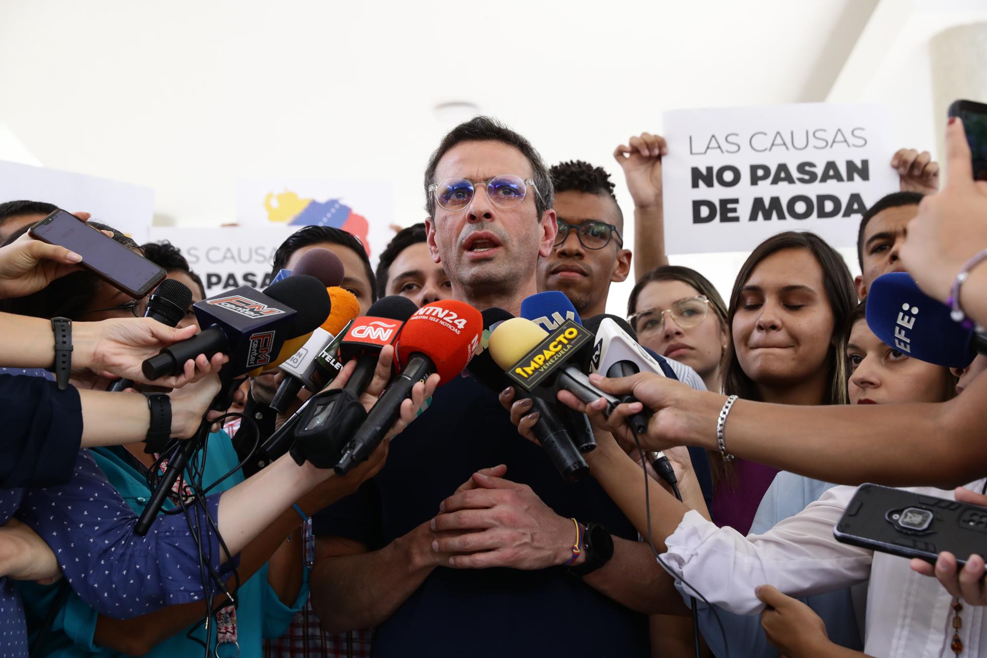 El candidato opositor Henrique Capriles habla hoy con medios tras reunirse con representantes de la Comisión Nacional de Primarias, en Caracas (Venezuela). EFE/ Rayner Peña R
