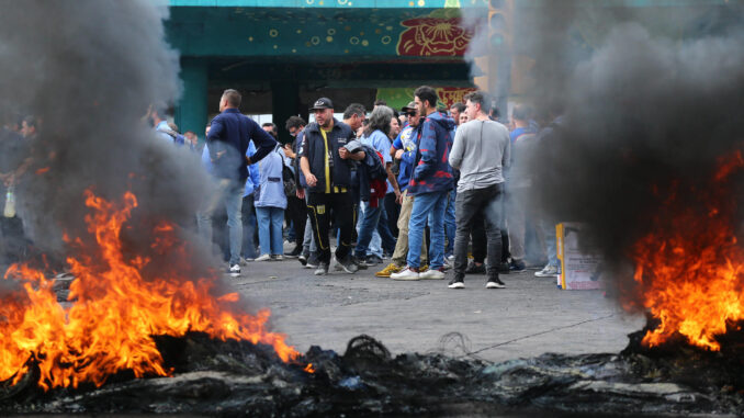 Conductores de autobuses protestan tras conocer del asesinato de uno de sus compañeros en La Matanza, provincia de Buenos Aires (Argentina). EFE/ Str
