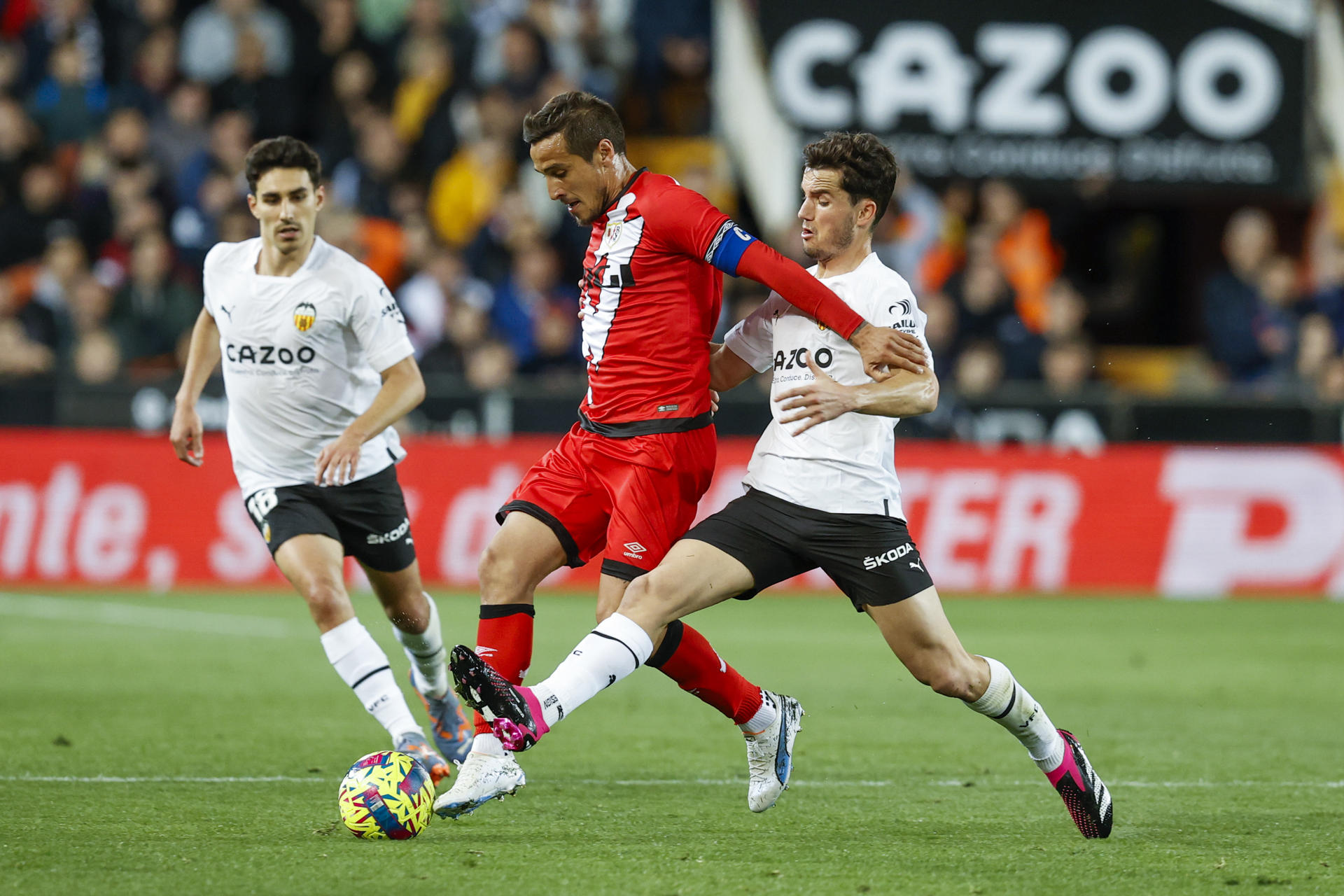 El delantero argentino del Rayo Vallecano,Óscar Trejo (i) intenta llevarse el balón ante el defensa del Valencia Hugo Guillamón durante el encuentro correspondiente a la jornada 27 de primera división este lunes en el estadio de Mestalla, en Valencia. EFE / Kai Forsterling.
