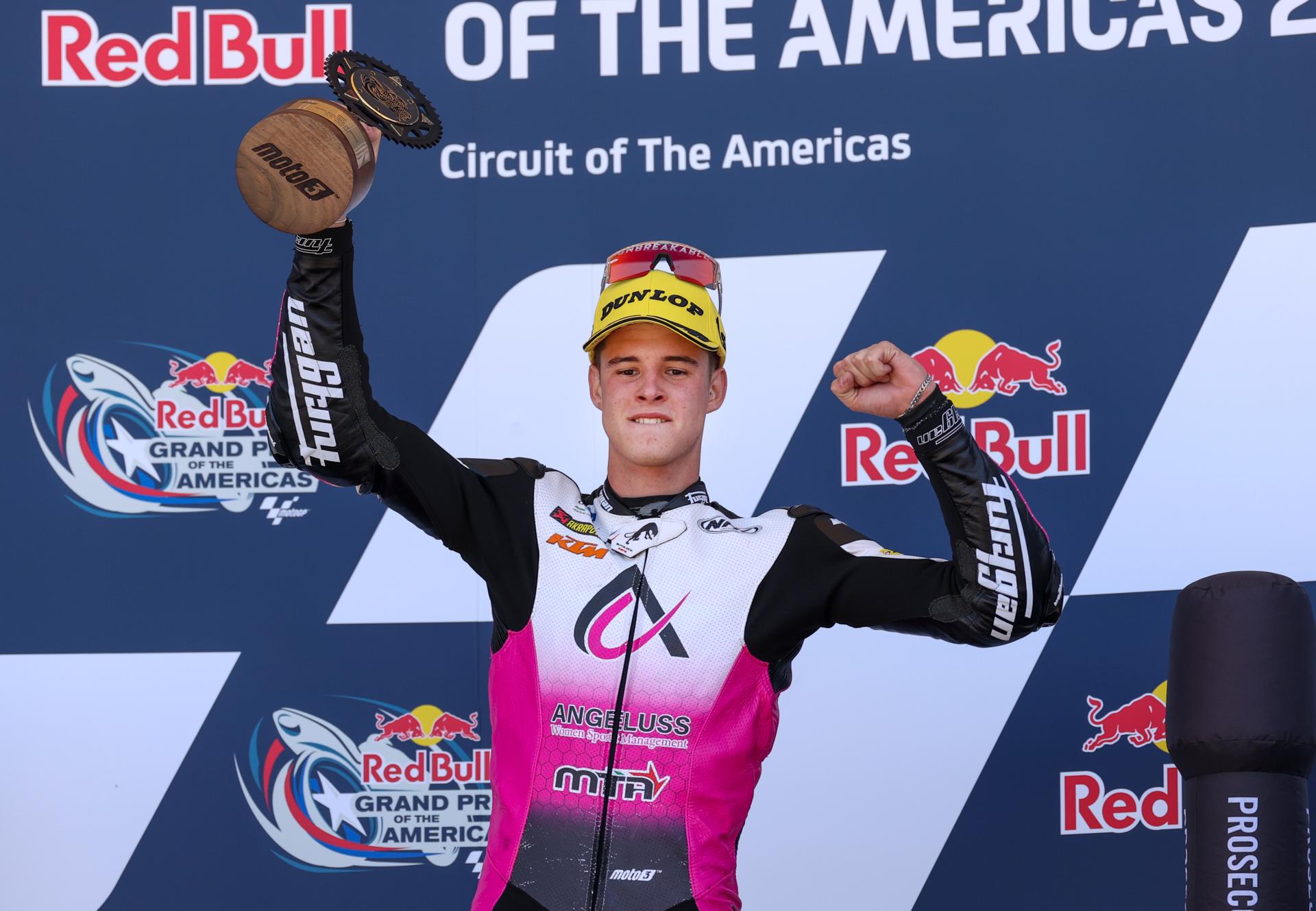 El piloto español Iván Ortola del Angeluss MTA Team sostiene su trofeo del primer puesto durante la ceremonia de entrega de trofeos de la carrera de la categoría Moto3 del Gran Premio de Las Américas. EFE/EPA/ADAM DAVIS
