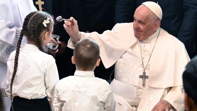 Budapest (Hungary), 29/04/2023.- El papa Francisco recibe en la iglesia de Santa Isabel en Budapest a refugiados ucranianos EFE/EPA/ZOLTAN BALOGH
