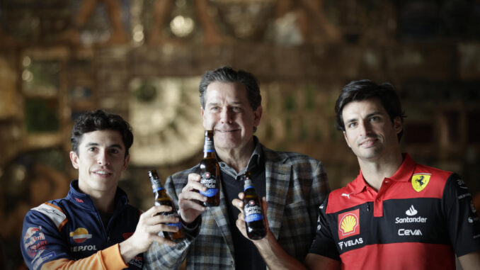 Los pilotos de Fórmula 1 y MotoGP, Carlos Sainz yMarc Márquez, respectivamente, durante la visita que han realizaron a las instalaciones de Estrella Galicia, donde han estado acompañados por el presidente ejecutivo de Hijos de Rivera, Ignacio Rivera. EFE/Cabalar
