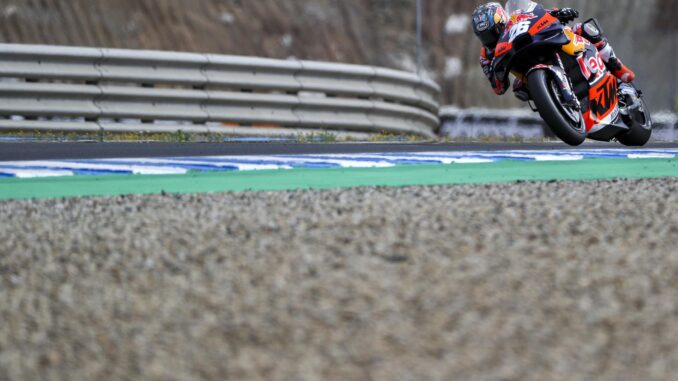 El piloto español de MotoGP Dani Pedrosa (Red Bull KTM Factory Racing), durante los primeros entrenamientos libres del Gran Premio de España de motociclismo en el circuito "Ángel Nieto" de Jerez de la Frontera (Cádiz), que se celebra este fin de semana. EFE/ Román Ríos
