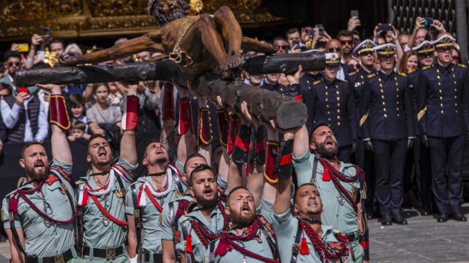 Relevo del estandarte y procesión del Cristo de la Buena Muerte, en la plaza de Fray Alonso de Santo Tomás en Málaga este Jueves Santo. EFE/Jorge Zapata
