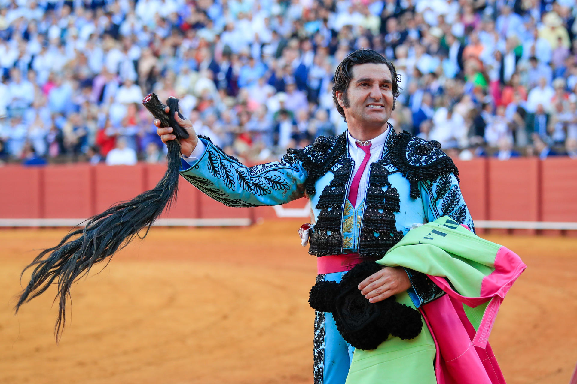 El torero Morante de la Puebla da la vuelta al ruedo tras cortar dos orejas y rabo a su segundo toro en la décima corrida de abono de la Feria de Abril esta tarde en la plaza de la Real Maestranza de Sevilla. EFE/ Julio Muñoz
