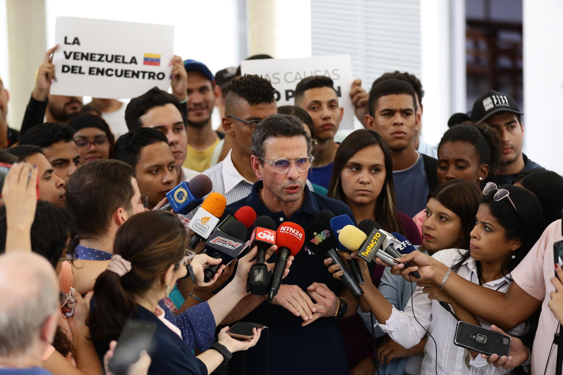 El candidato opositor Henrique Capriles habla hoy con medios tras reunirse con representantes de la Comisión Nacional de Primarias, en Caracas (Venezuela). EFE/ Rayner Peña R
