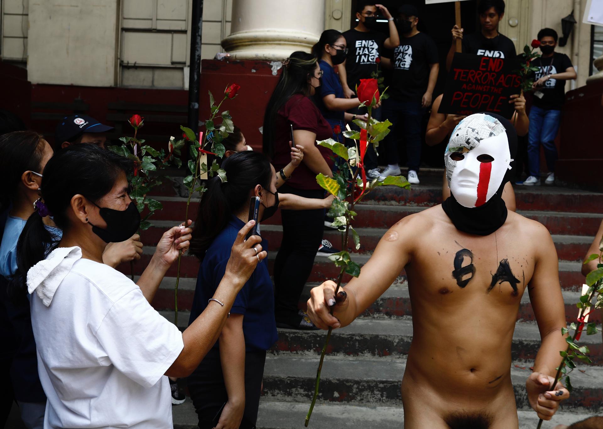 Protesta de estudiantes filipinos contra las novatadas. EFE/EPA/FRANCIS R. MALASIG
