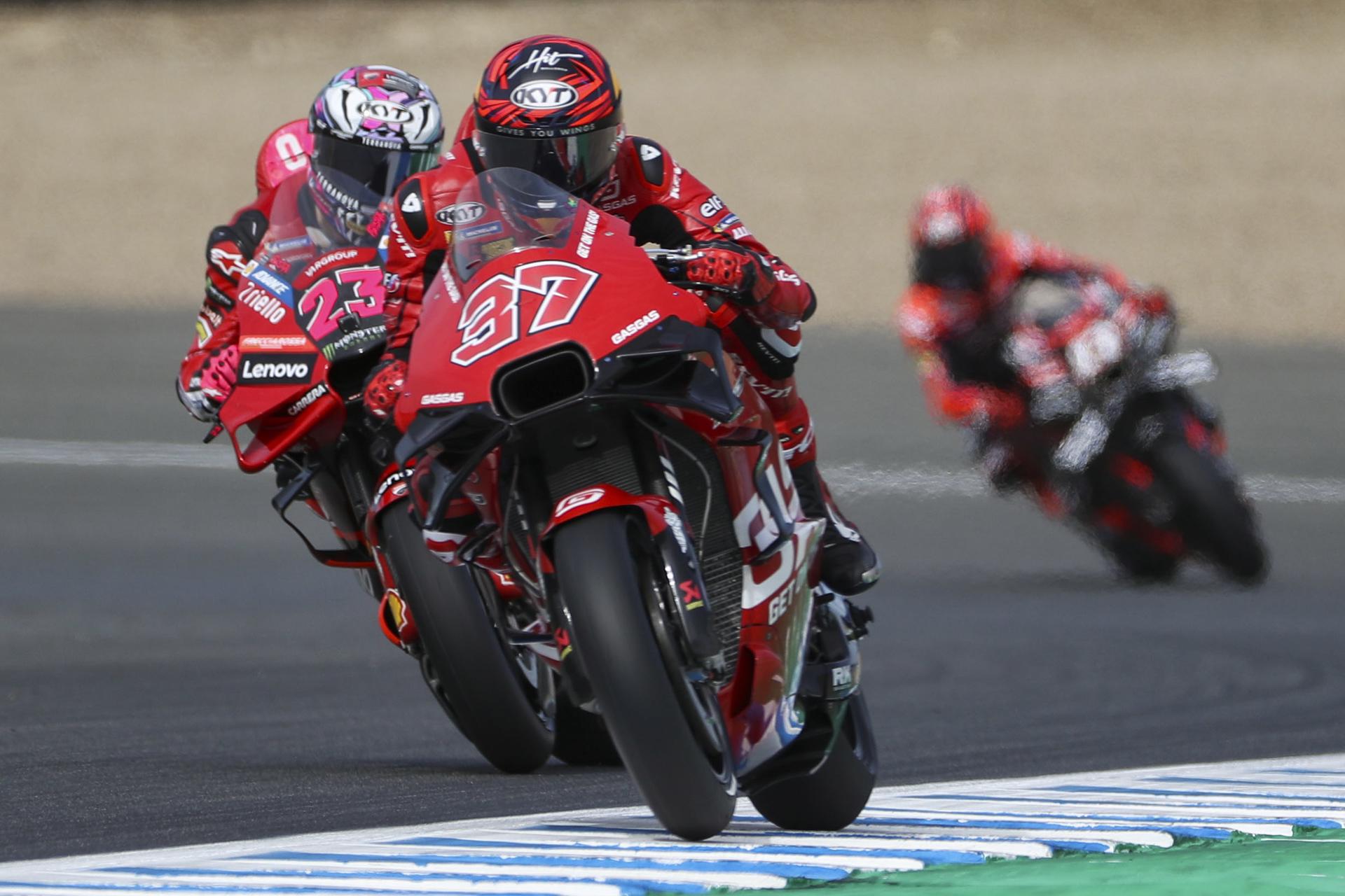 El piloto español de MotoGP Augusto Fernández, GASGAS Factory Racing Tech3, seguido del piloto italiano Enea Bastianini, Ducati Lenovo Team, durante los primeros entrenamientos libres del Gran Premio de España de Motociclismo que se celebra este fin de semana, en el circuito "Ángel Nieto" de Jerez de la Frontera (Cádiz). EFE/Román Ríos
