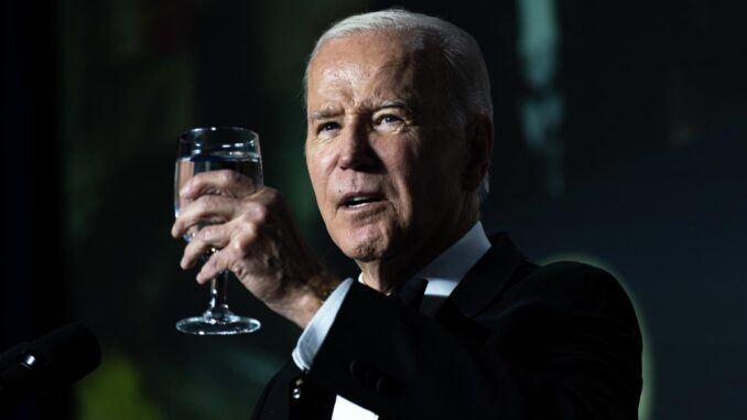 El presidente de los Estados Unidos, Joe Biden, brinda durante la cena de la Asociación de Corresponsales de la Casa Blanca (WHCA) en Washington. EFE/EPA/Nathan Howard/Pool
