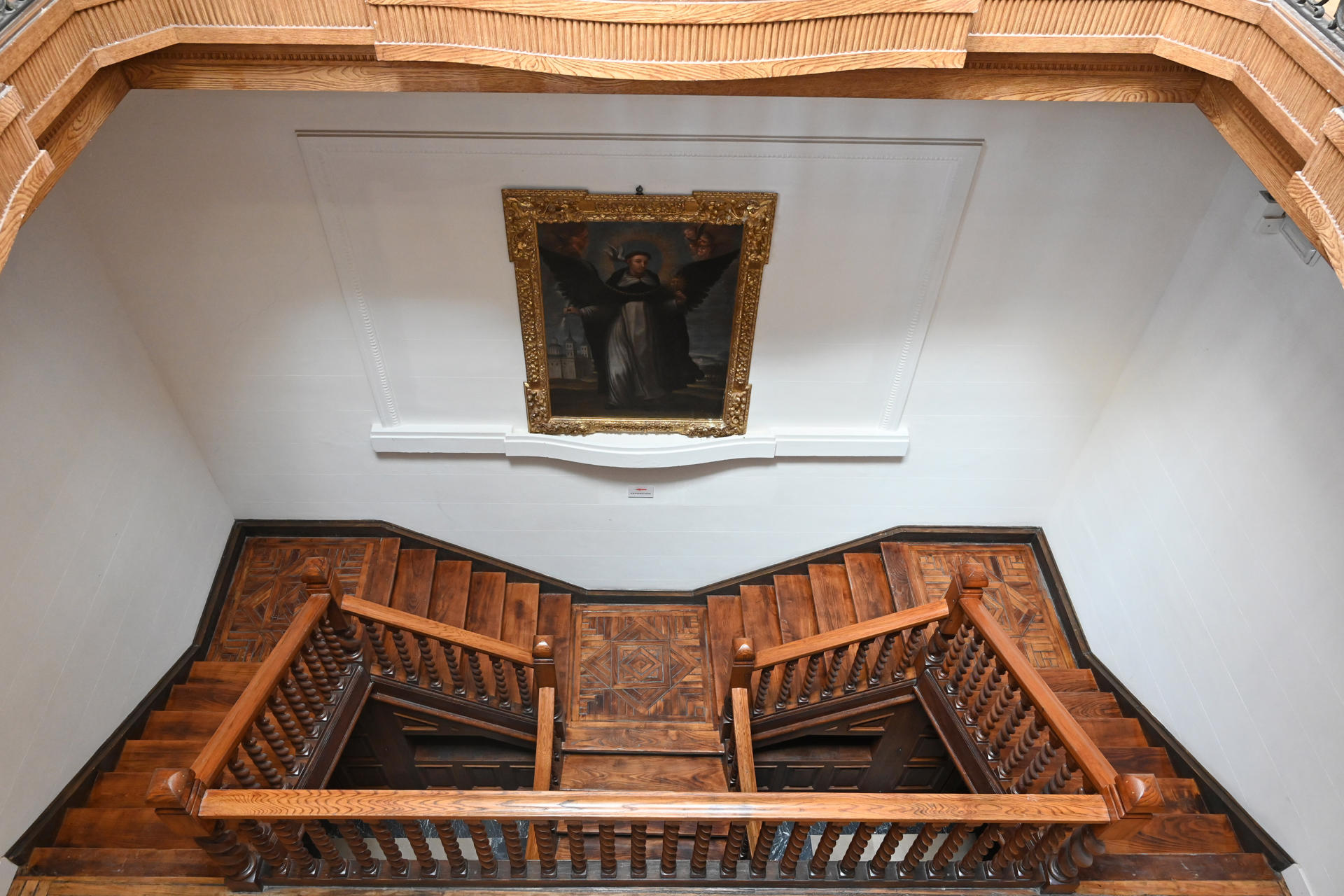 Vista de la escalera principal de la Casa de la Poesía-Fondo Cultural Antonio Colinas, que fue inaugurada este lunes y que muestra el legado de más de medio siglo de trayectoria de este poeta, narrador, ensayista, crítico y traductor. EFE/ J. Casares
