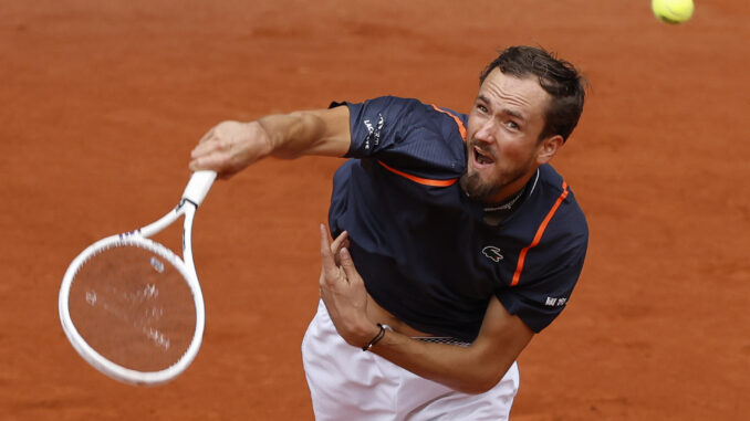 El tenista ruso Daniil Medvedev hace un saque ante el italiano Andrea Vavassori durante su partido de segunda ronda del torneo Masters 1000 Mutua Madrid Open de tenis disputado este viernes en la Caja Mágica, en Madrid. EFE/Chema Moya
