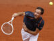 El tenista ruso Daniil Medvedev hace un saque ante el italiano Andrea Vavassori durante su partido de segunda ronda del torneo Masters 1000 Mutua Madrid Open de tenis disputado este viernes en la Caja Mágica, en Madrid. EFE/Chema Moya