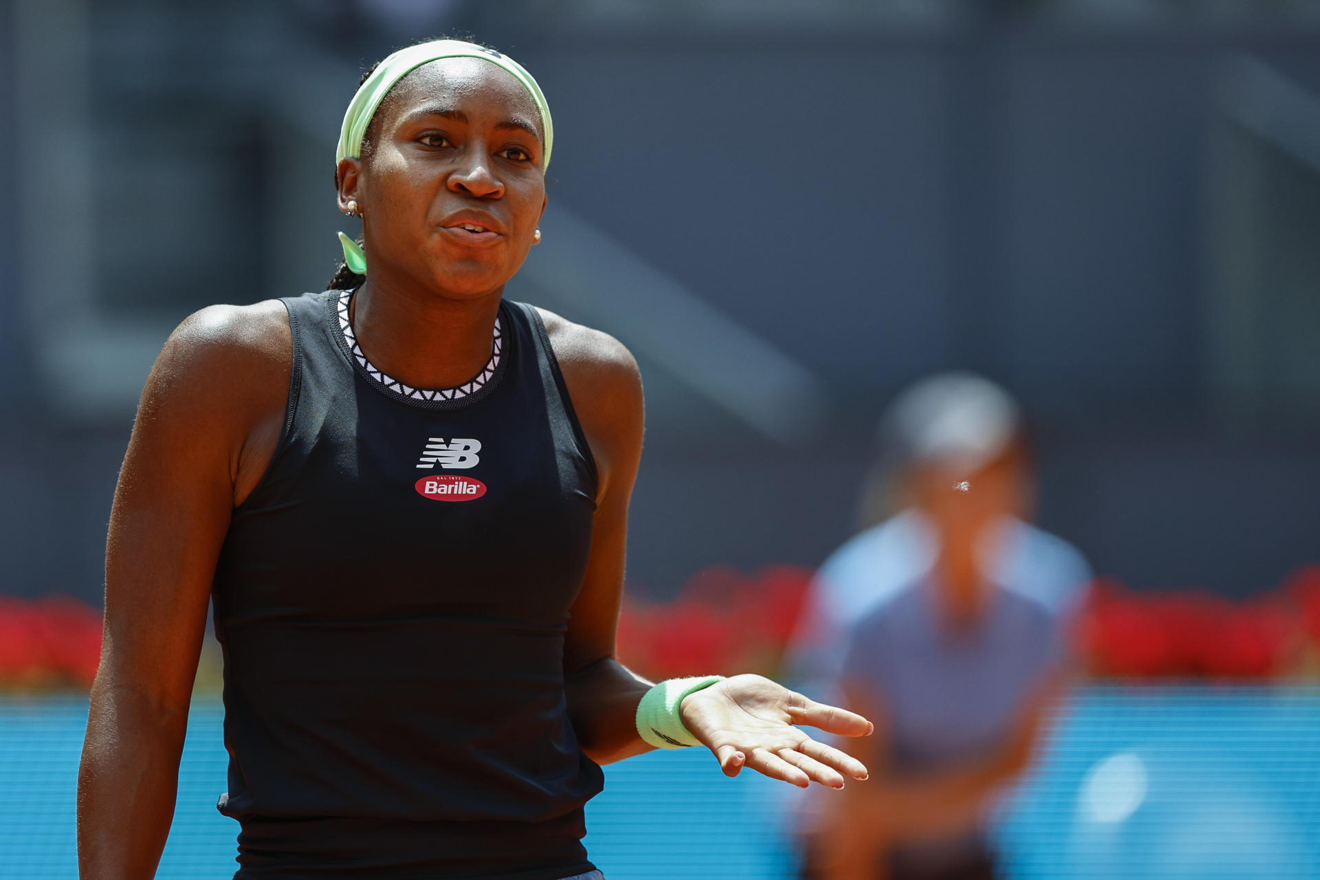 La tenista estadounidense Coco Gauff reacciona ante la española I. Burillo Escorihuela durante el partido que enfrentó a ambas en las primeras rondas del Mutua Madrid Open en la Caja Mágica en Madrid. EFE/ Rodrigo Jiménez
