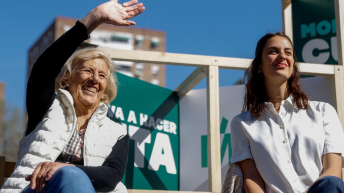 La candidata de Más Madrid a la Alcaldía de Madrid, Rita Maestre (d), junto a la exalcaldesa de Madrid Manuela Carmena (i), este miércoles en Moratalaz. EFE/ Juan Carlos Hidalgo
