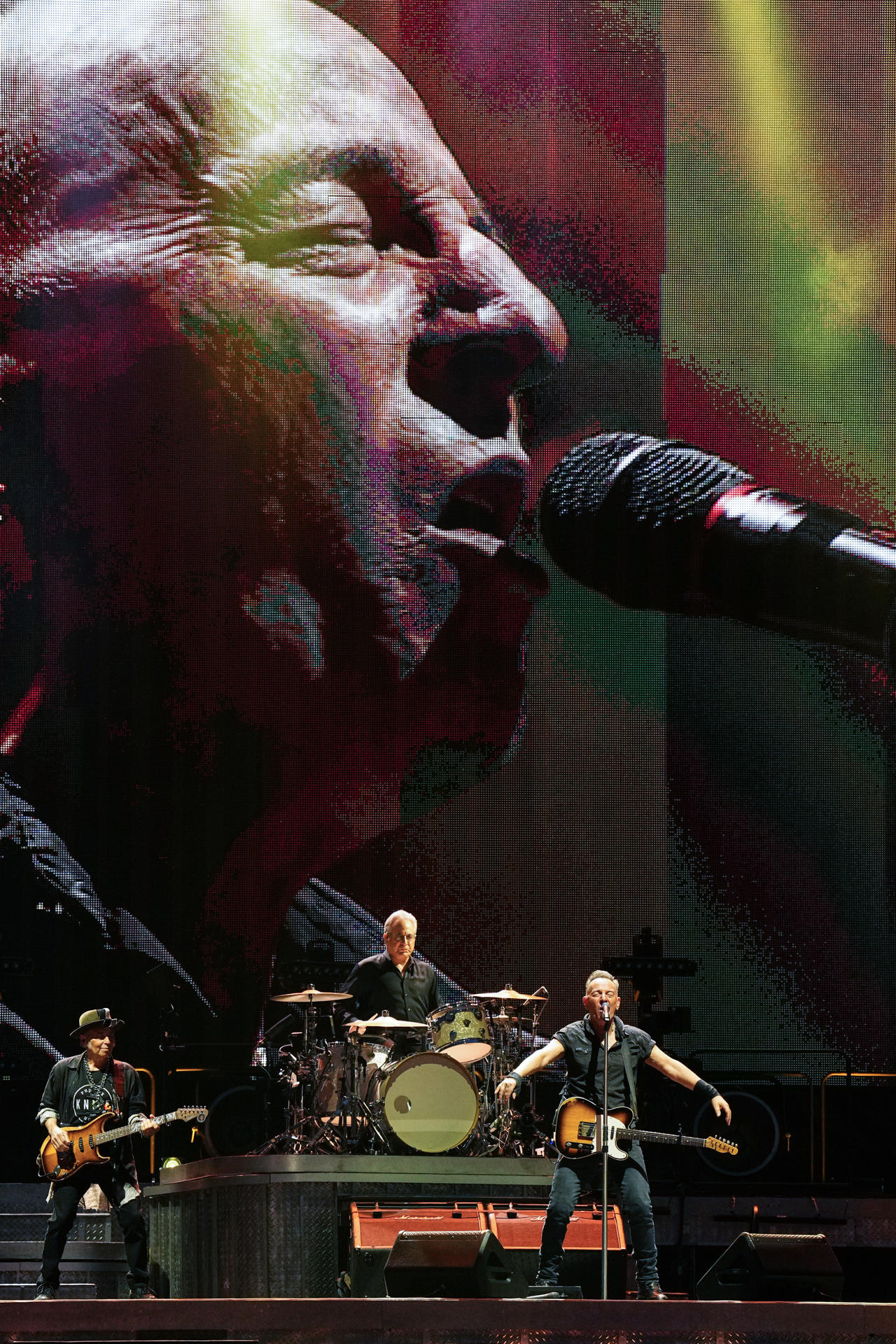 El músico y cantante estadounidense Bruce Springsteen, durante el concierto que ha ofrecido hoy viernes en el Estadio Olímpico de Barcelona. EFE / EFE/Alejandro García.
