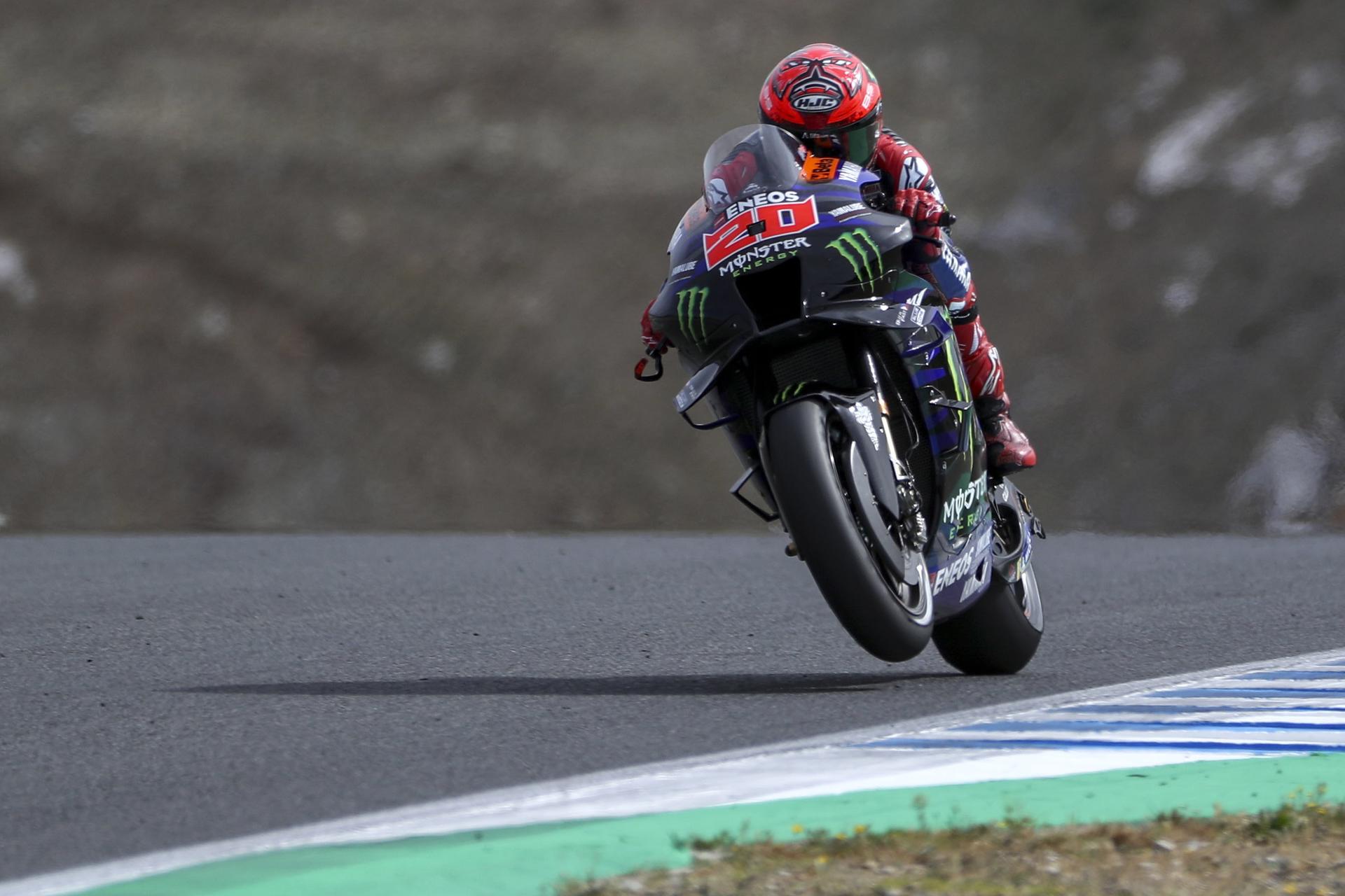 El piloto francés de MotoGP Fabio Quartararo (Monster Energy Yamaha MotoGP), durante los primeros entrenamientos libres del Gran Premio de España de motociclismo en el circuito "Ángel Nieto" de Jerez de la Frontera (Cádiz), que se celebra este fin de semana. EFE/ Román Ríos
