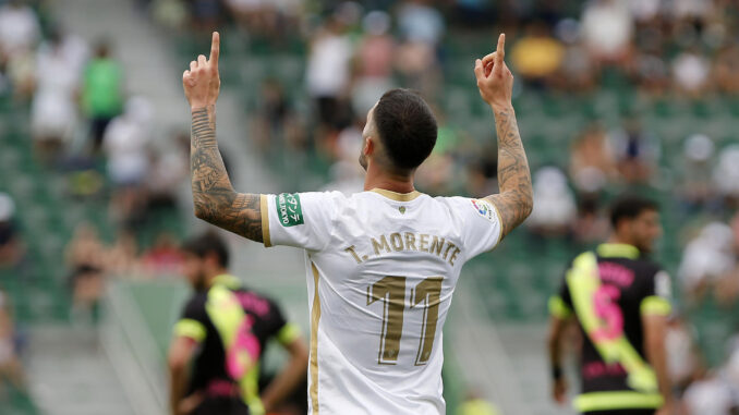 Tete Morente, centrocampista del Elche, celebra su gol durante el partido de la jornada 32 de LaLiga Santander que disputan Elche y Rayo Vallecano en estadio Martínez Valero de Elche. EFE/Manuel Lorenzo
