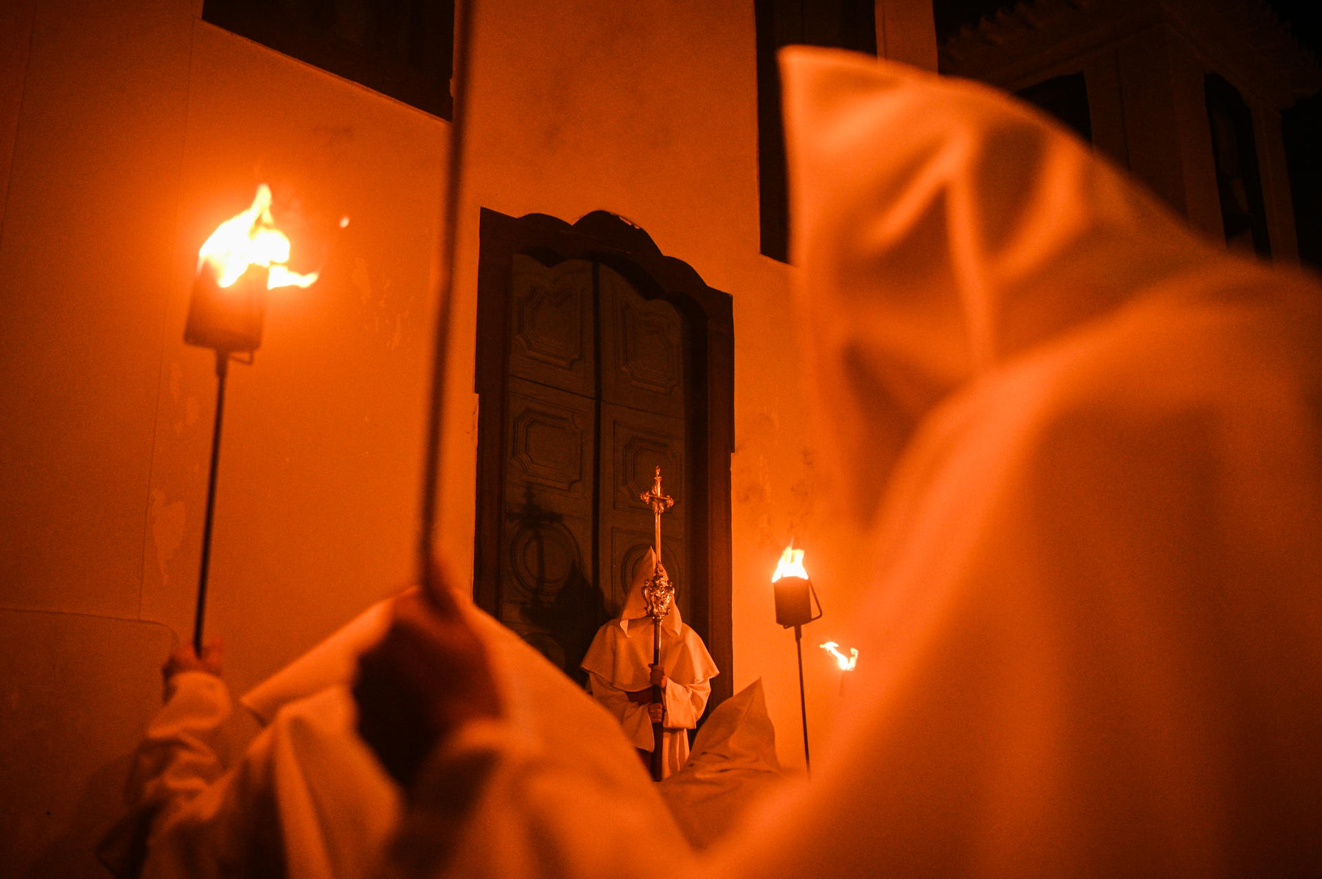 Fieles católicos participan hoy en la Procesión de los Penitentes, durante la ultima hora de este Jueves Santo en la ciudad de Goiás (Brasil). EFE/André Borges
