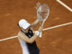 La tenista polaca Iga Swiatek durante su partido ante la austriaca Julia Grabher correspondiente al Masters 1000 Mutua Madrid Open de tenis que disputaron este viernes las instalaciones de la Caja Mágica, en Madrid. EFE/Rodrigo Jiménez.