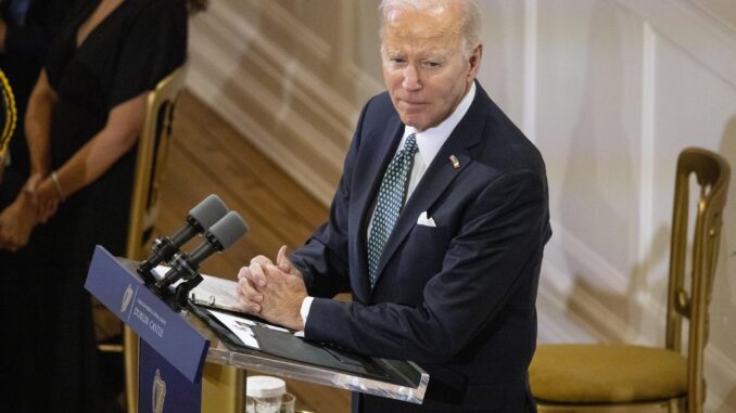 El presidente de EE.UU., Joe Biden, en el Castillo de Dublín. EFE/EPA/TOLGA AKMEN / POOL
