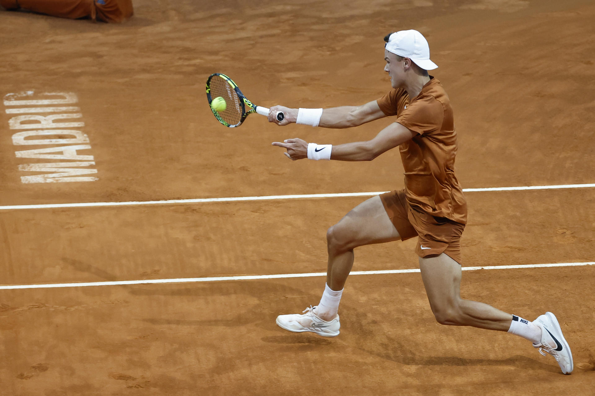 El tenista danés Holger Rune en acción ante el kazajo Aleksandar Bublik durante un partido del torneo Masters 1000 Mutua Madrid Open de tenis este viernes en Madrid. EFE/ JuanJo Martín
