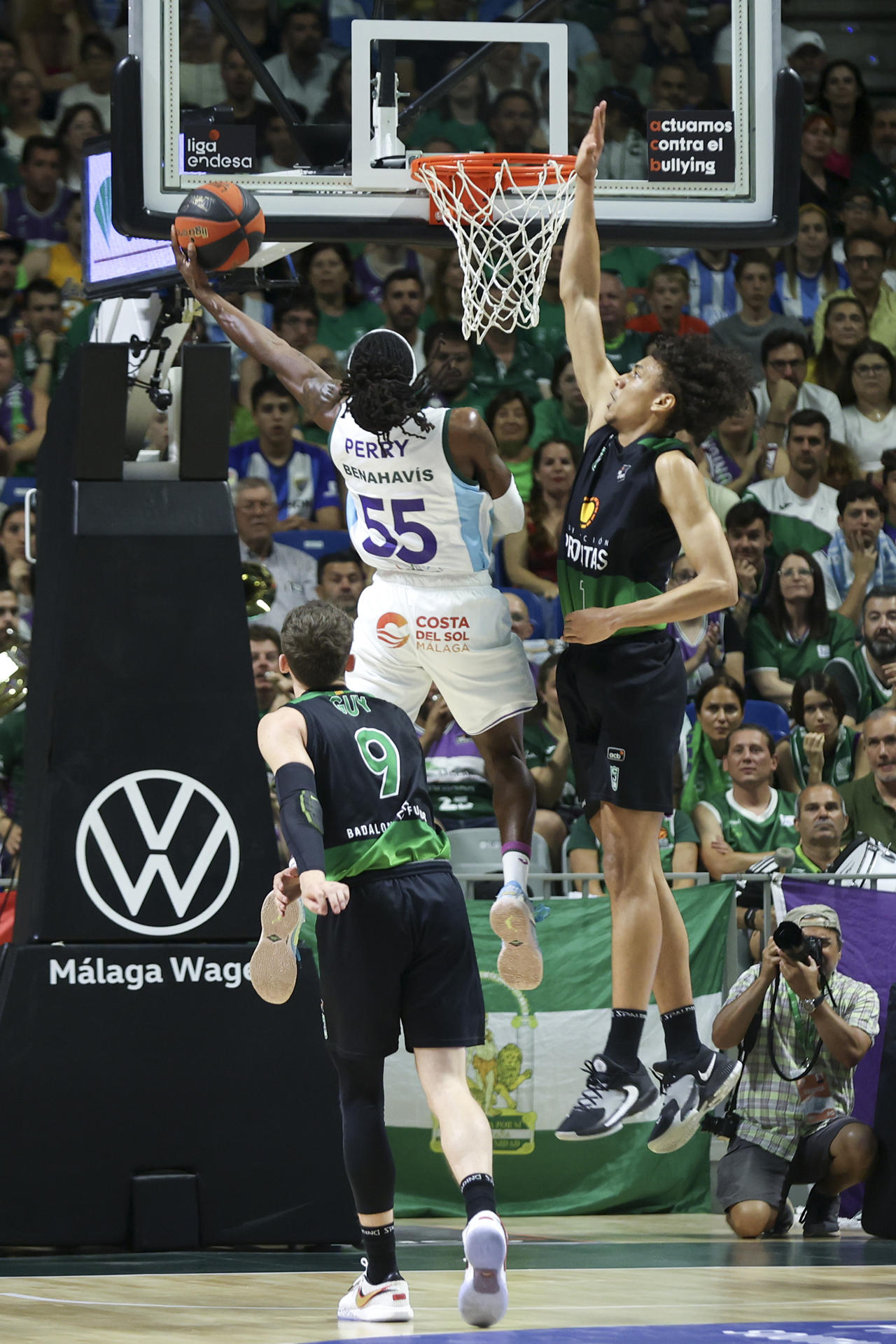 El escolta montenegrino del Unicaja Kendrick Perry (i) intenta encestar ante el tapón de Yannick Kraag (d), escolta neerlandés del Joventut durante el partido correspondiente a la jornada 30 de la Liga Endesa que disputan el Unicaja y el Joventut en el Palacio de los Deportes José María Martín Carpena este domingo. EFE/Daniel Pérez
