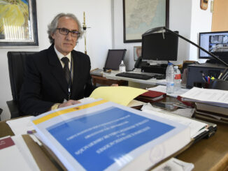 El director del centro penitenciario de El Acebuche, Miguel Ángel de la Cruz, posa en una entrevista con Efe en la prisión de Almería. EFE/ Carlos Barba