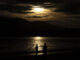 Varias personas observan el amanecer este miércoles en la playa de Ondarreta de San Sebastián. EFE/Javier Etxezarreta