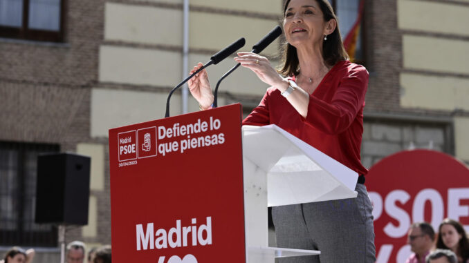 La candidata a la alcaldía de Madrid, Reyes Maroto, interviene durante la presentación de la candidatura del PSOE a la alcaldía de la capital, este domingo en la Plaza de la Villa. EFE/Víctor Lerena
