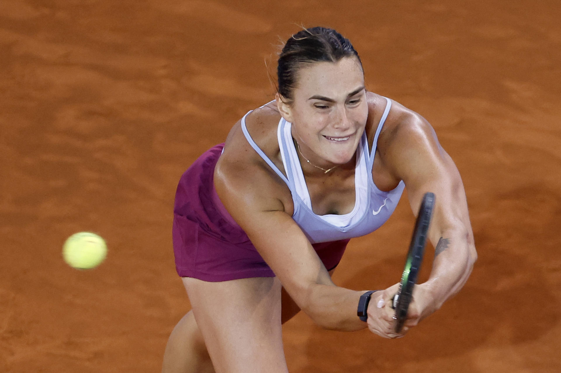 La tenista rusa Arina Sabalenka devuelve la bola a la colombiana María Camila Osorio durante su partido de tercera ronda del torneo Masters 1000 Mutua Madrid Open de tenis disputado en la Caja Mágica, en Madrid. EFE/Chema Moya
