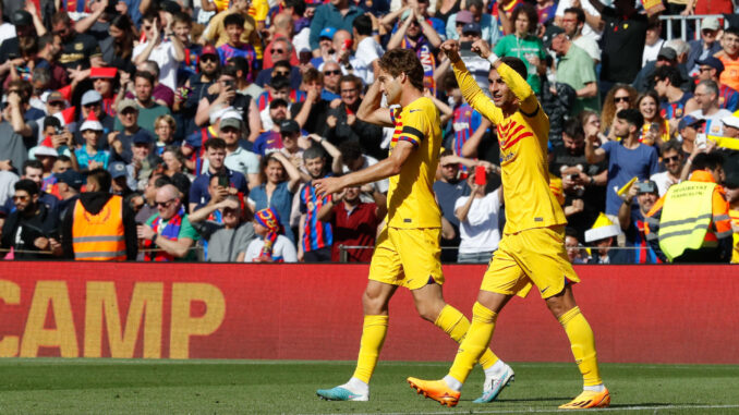 El delantero del FC Barcelona Ferrán Torres (d), después de marcar el 1-0 durante el partido de la Liga Santander Barça-Atlético de Madrid disputado en el Camp Nou en Barcelona. EFE/ Andreu Dalmau
