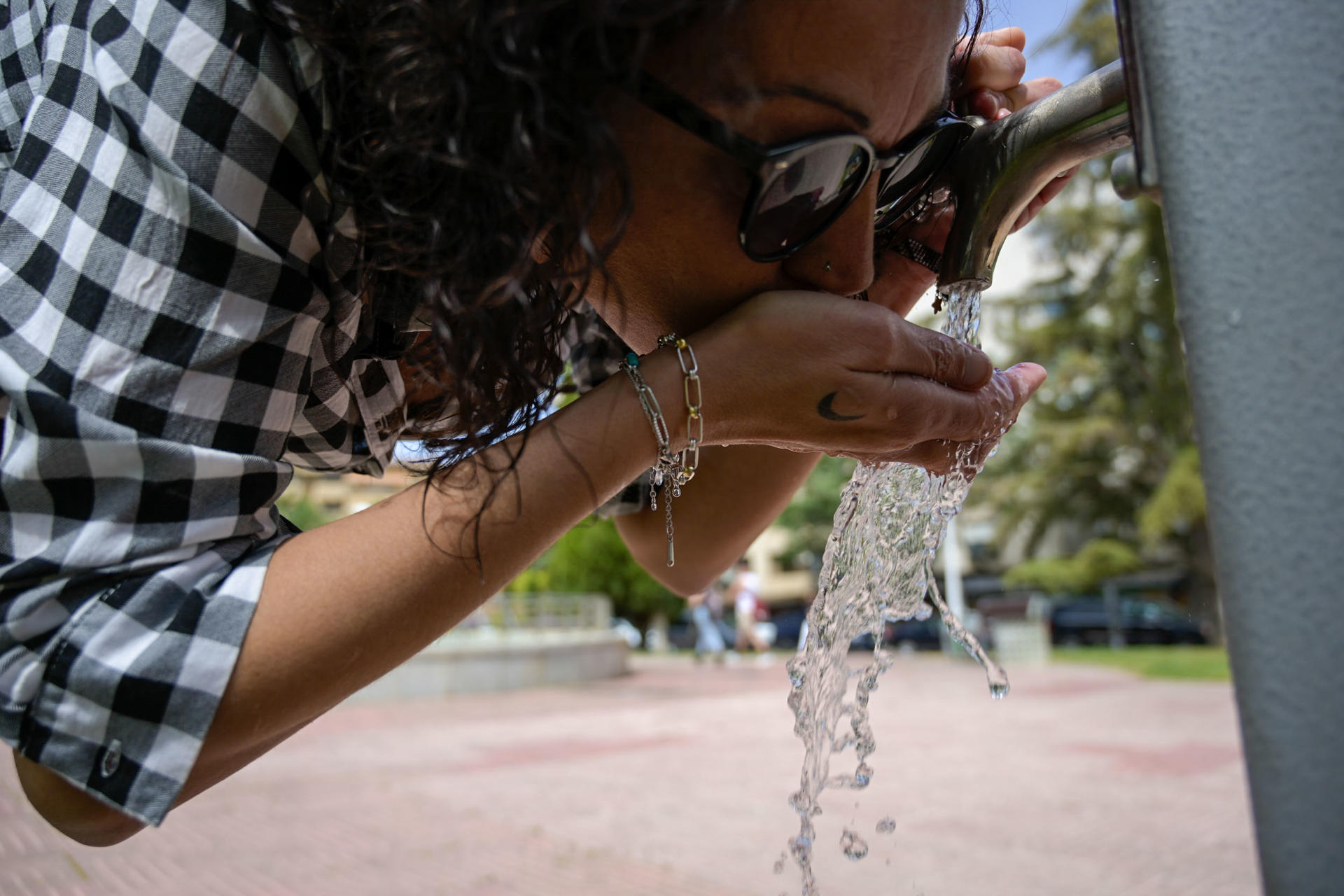 Una mujer bebe agua de una fuente en Ciudad Real EFE/Jesús Monroy
