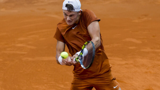 El tenista danés Holger Rune en acción ante el kazajo Aleksandar Bublik durante un partido del torneo Masters 1000 Mutua Madrid Open de tenis este viernes en Madrid. EFE/ JuanJo Martín
