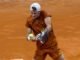 El tenista danés Holger Rune en acción ante el kazajo Aleksandar Bublik durante un partido del torneo Masters 1000 Mutua Madrid Open de tenis este viernes en Madrid. EFE/ JuanJo Martín