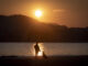 Una joven observa el amanecer este lunes en la playa de Ondarreta de San Sebastián. EFE/Javier Etxezarreta