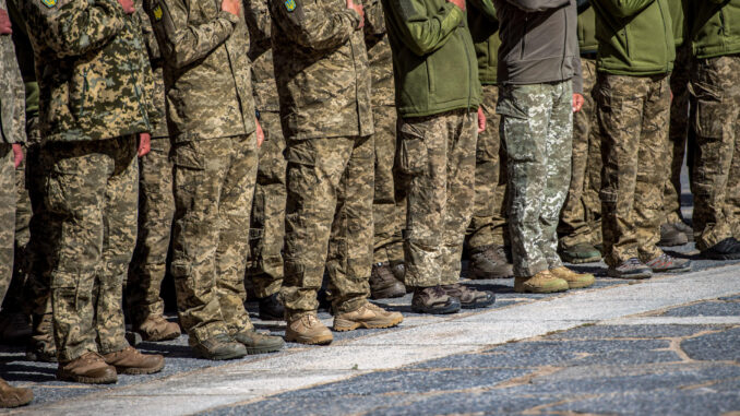 Un momento del acto de despedida del contingente ucraniano, celebrado este lunes en la Academia de Infantería de Toledo. EFE/Ismael Herrero
