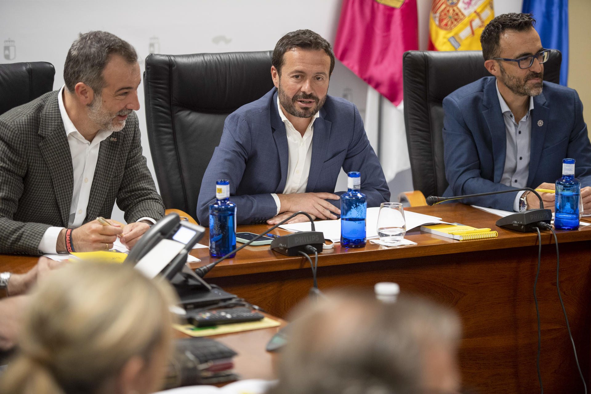 El consejero de Desarrollo Sostenible, José Luis Escudero (c), se reúne este miércoles en Toledo con organizaciones profesionales agrarias, representantes de los cosechadores y representantes de las empresas del sector forestal para definir medidas temporales para prevenir los incendios forestales. EFE/Ismael Herrero
