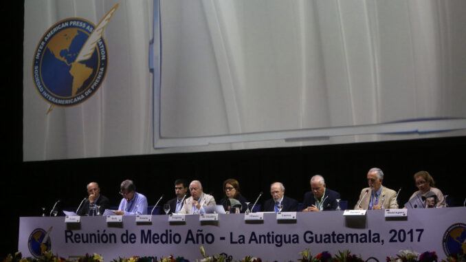 Fotografía de archivo de una reunión de miembros de la Sociedad Interamericana de Prensa (SIP). EFE/Esteban Biba
