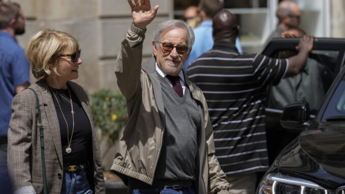 Steven Spielberg y su esposa Kate Capshaw, salen del MOCO Museum de Barcelona, donde han acompañado a Barack Obama y su mujer Michelle en el marco de su visita privada a la capital  catalana donde esta noche asistirán al primero de los conciertos de Bruce Springsteen. EFE/ Alejandro García
