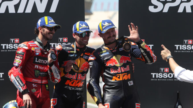 El surafricano Brad Bonder (KTM RC 16) se adjudicó la victoria en la carrera sprint del Gran Premio de España de MotoGP, en el circuito "Ángel Nieto" de Jerez de la Frontera, por delante del italiano Francesco "Pecco" Bagnaia (Ducati Desmosedici GP23) y del australiano Jack Miller (KTM RC 16). EFE/Roman Ríos
