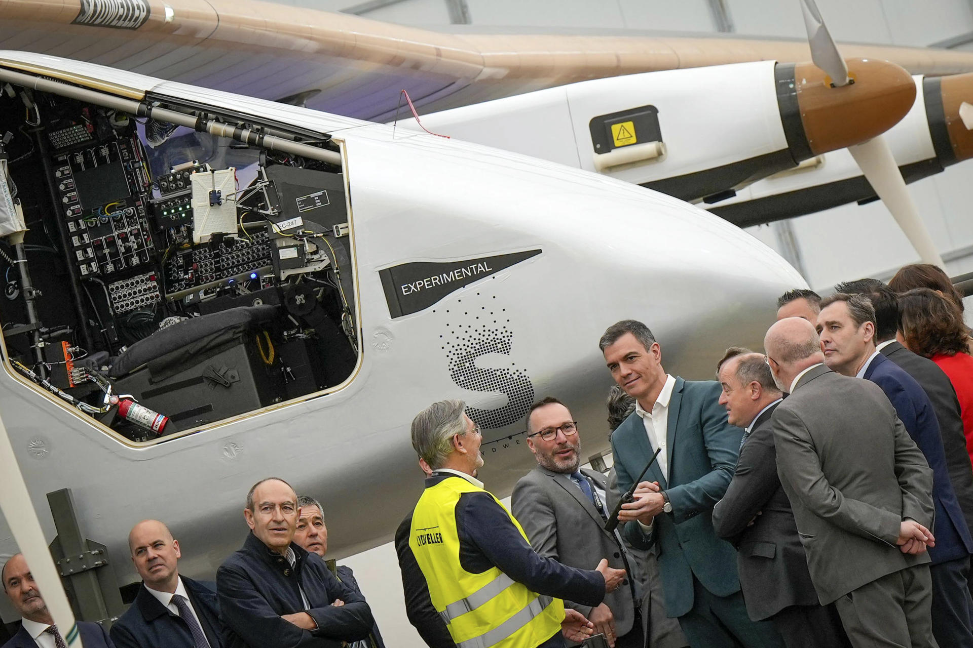 El presidente del Gobierno, Pedro Sánchez, visita la empresa de Skydweller para conocer el primer avión no tripulado y 100 % solar, fabricado por Skydweller, este lunes en el aeropuerto de Albacete. EFE/ Manu
