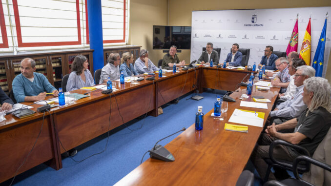 El consejero de Desarrollo Sostenible, José Luis Escudero (c), se reúne este miércoles en Toledo con organizaciones profesionales agrarias, representantes de los cosechadores y representantes de las empresas del sector forestal para definir medidas temporales para prevenir los incendios forestales. EFE/Ismael Herrero
