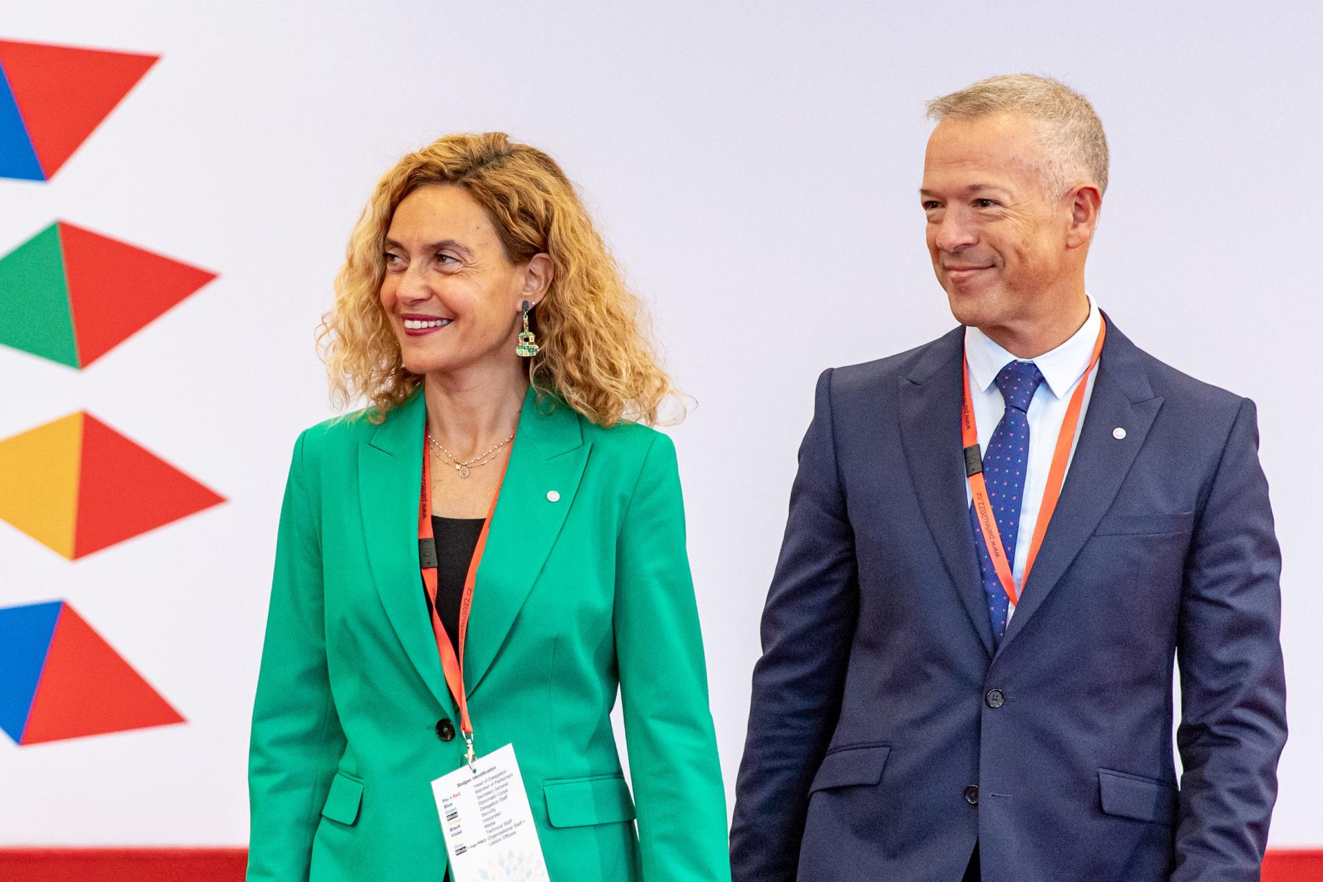 La presidenta del Congreso de los Diputados español, Meritxell Batet, y el presidente del Senado, Ander Gil, en la conferencia de presidentes de parlamentos de la UE en Praga. EFE/EPA/MARTIN DIVISEK
