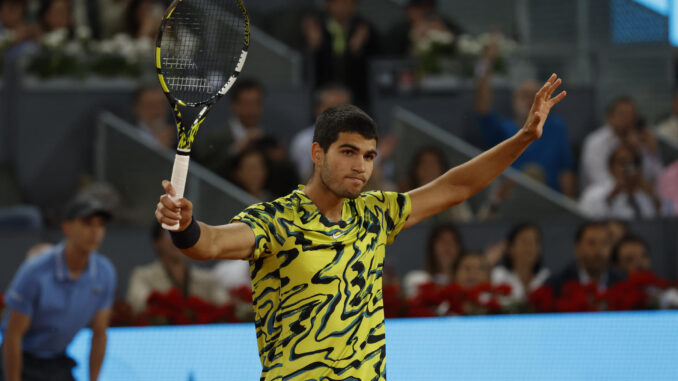 El español Carlos Alcaraz celebra su victoria tras ganar el partido correspondiente a dieciseisavos de final del torneo Masters 1000 Mutua Madrid Open de Tenis, este domingo en la Caja Mágica, en Madrid. EFE/ Juanjo Martin
