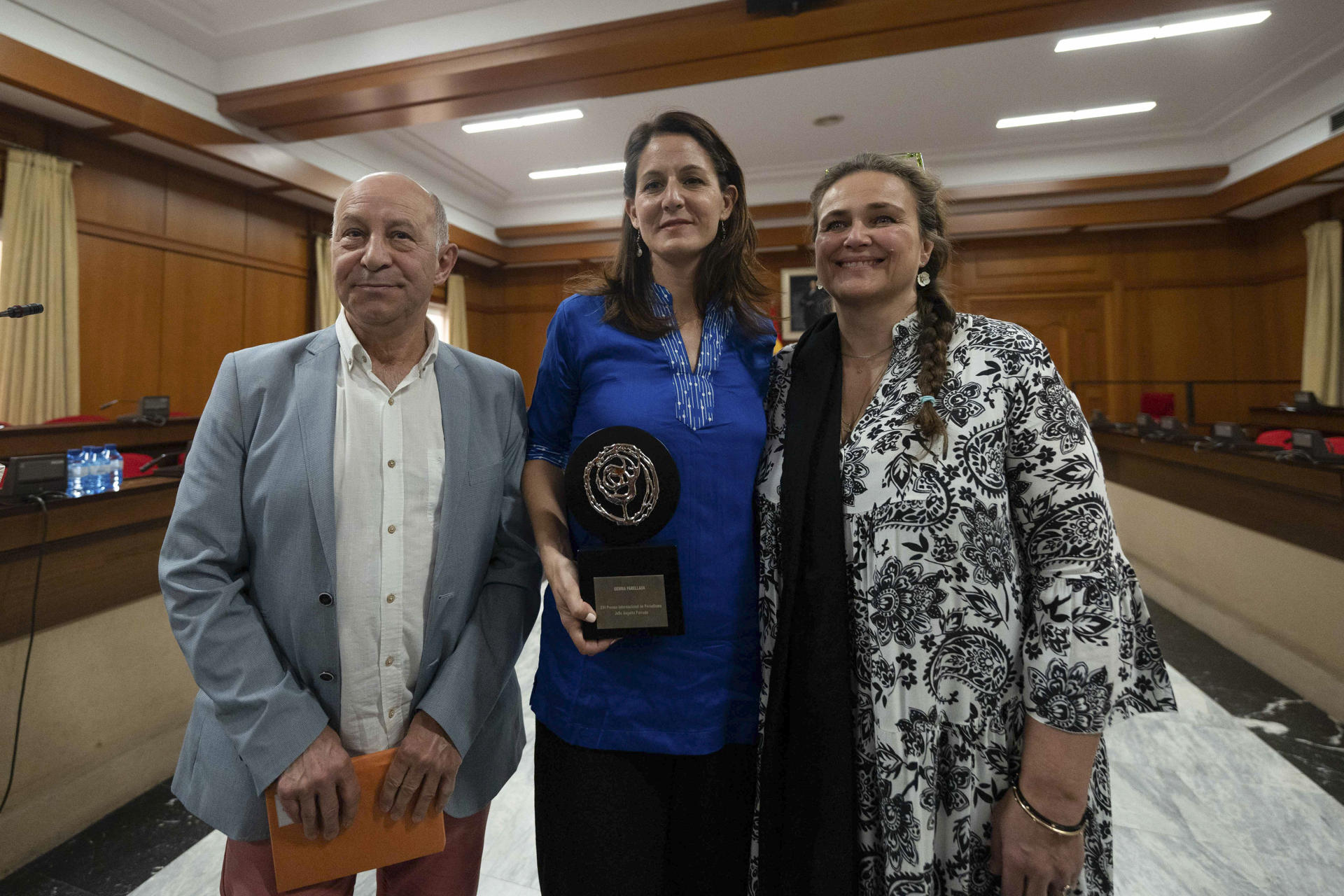 La periodista catalana Gemma Parellada (c) ha recibido este viernes en Córdoba el XVI Premio Internacional de Periodismo Julio Anguita Parrado, que convoca el Sindicato de Periodistas de Andalucía, junto a su presidente, Francisco Terrón, y la mujer de Christian Liebig (d), periodista alemán que murió junto a Julio.- EFE/Rafa Alcaide
